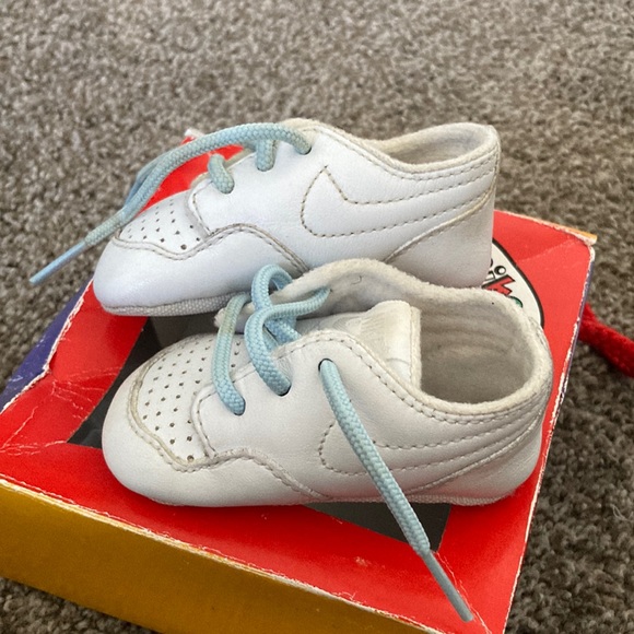 Vintage 80s Nike “sweet dreams 2” white sneakers with blue laces size infant 1 - Picture 1 of 5